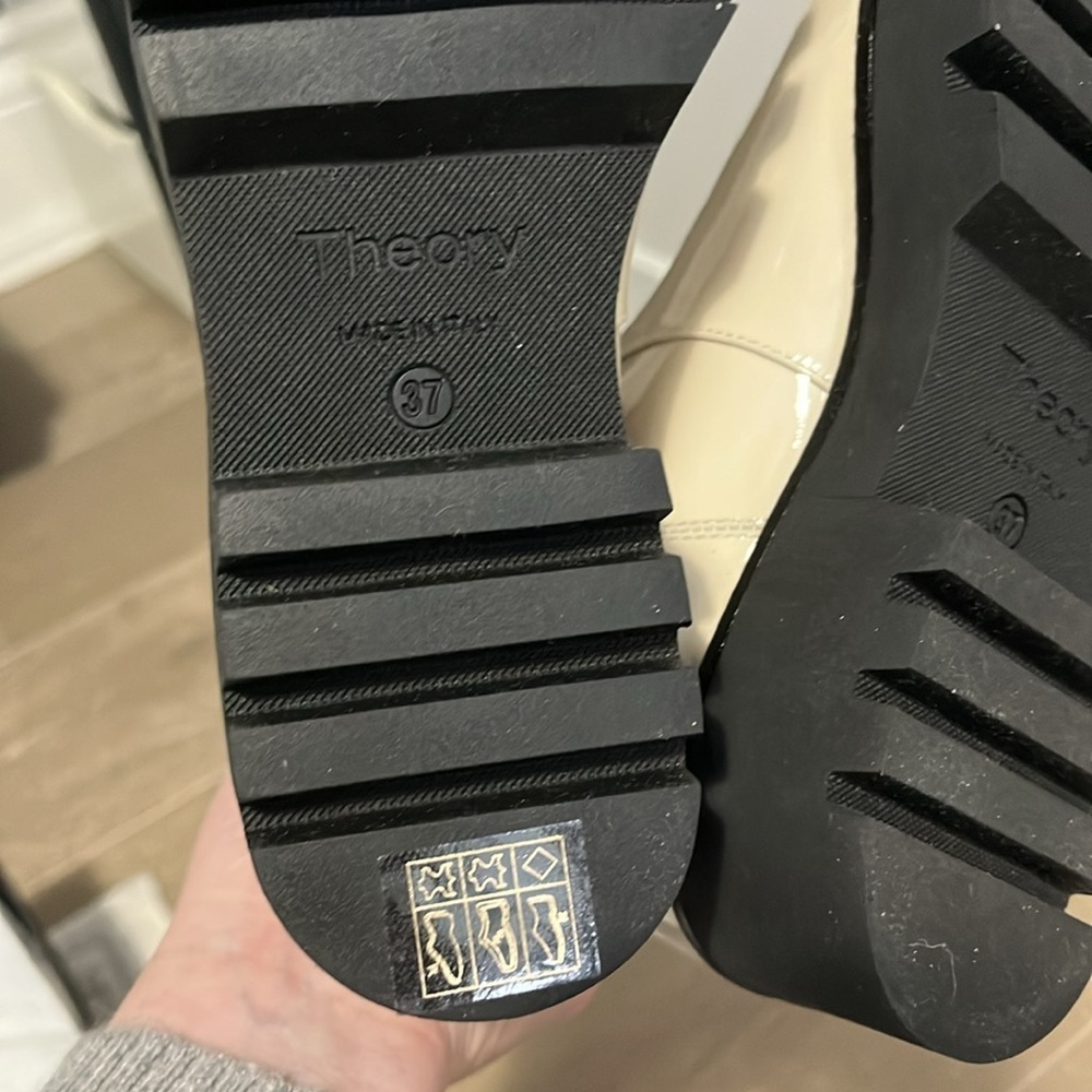 NEW Theory Cream Chelsea Boots with Black Elastic Panels and Thick Rubber Soles - Picture 8 of 8